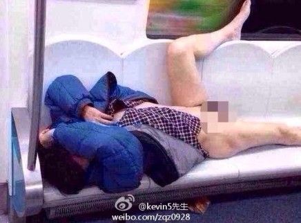 小伙酒后裸卧地铁乘客不忍看_新浪上海_新浪