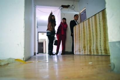□1月24日,记者随房东来到出租屋,在开锁师傅的帮助下进入屋内,看到了一片乱象。 /晨报记者 肖允 □1月24日,记者随房东来到出租屋,在开锁师傅的帮助下进入屋内,看到了一片乱象。 /晨报记者 肖允