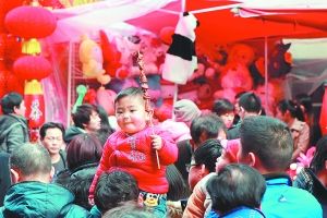 28日,上海城隍庙小商品市场,一个小朋友骑在爸爸的肩膀上逛街。 早报记者 张新燕 图 28日,上海城隍庙小商品市场,一个小朋友骑在爸爸的肩膀上逛街。 早报记者 张新燕 图