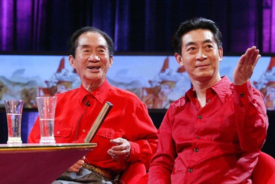 图为2004年著名绍剧表演艺术家六龄童(左)和儿子六小龄童(右)在京录制《艺术人生》。 图为2004年著名绍剧表演艺术家六龄童(左)和儿子六小龄童(右)在京录制《艺术人生》。