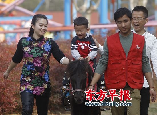 图为市民在东方绿舟骑马踏青。 早报记者 张栋 图 图为市民在东方绿舟骑马踏青。 早报记者 张栋 图