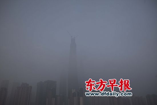 昨天,申城两次发布大雾黄色预警,预计年底竣工的上海中心陷入迷雾中。 早报记者 许海峰 图 昨天,申城两次发布大雾黄色预警,预计年底竣工的上海中心陷入迷雾中。 早报记者 许海峰 图