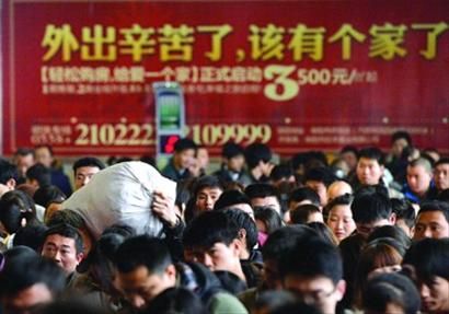 □2月3日,在安徽阜阳火车站候车室内,一些外出打工的人背上行李,再次踏上旅途。 /新华社 □2月3日,在安徽阜阳火车站候车室内,一些外出打工的人背上行李,再次踏上旅途。 /新华社