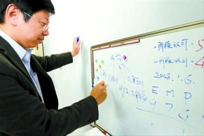 钱仲焱的办公室里有块记事板,每天的工作在上面记得满满的 钱仲焱的办公室里有块记事板,每天的工作在上面记得满满的