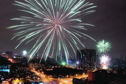 上海市绿化和市容管理局透露,今年年初五申城共清除烟花爆竹垃圾800多吨,与去年同期近1000吨相比又有明显减少。 /蒋迪雯 年初五凌晨的鞭炮声没往年集中,大多过零点就偃旗息鼓,昼夜噪声均下降 上海市绿化和市容管理局透露,今年年初五申城共清除烟花爆竹垃圾800多吨,与去年同期近1000吨相比又有明显减少。 /蒋迪雯 年初五凌晨的鞭炮声没往年集中,大多过零点就偃旗息鼓,昼夜噪声均下降