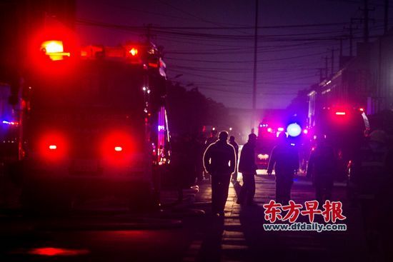 昨日,宝山区民科路一厂房火灾救援现场。 早报记者 杨深来 图 昨日,宝山区民科路一厂房火灾救援现场。 早报记者 杨深来 图