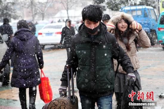 2月5日,在江苏省赣榆县汽车总站前广场,旅客冒雪进站登车。司伟 摄 图片来源:东方IC 版权作品 请勿转载 (点击图片观看更多 ) 2月5日,在江苏省赣榆县汽车总站前广场,旅客冒雪进站登车。司伟 摄 图片来源:东方IC 版权作品 请勿转载 (点击图片观看更多 )