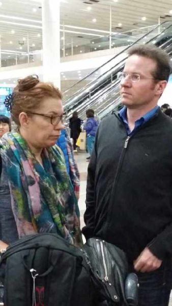 网友所拍摄打人的两个老外。图片来源:微博图 网友所拍摄打人的两个老外。图片来源:微博图