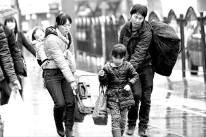 昨天,乘客冒雨走出上海火车站。明天局部地区或将有雨夹雪,阴冷潮湿的天气将给返沪旅客带来不便。 蒋迪雯 昨天,乘客冒雨走出上海火车站。明天局部地区或将有雨夹雪,阴冷潮湿的天气将给返沪旅客带来不便。 蒋迪雯