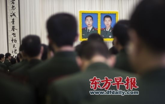 市领导韩正、杨雄、殷一璀、吴志明、李希等向烈士敬献了花圈。早报记者 鲁海涛 图 市领导韩正、杨雄、殷一璀、吴志明、李希等向烈士敬献了花圈。早报记者 鲁海涛 图
