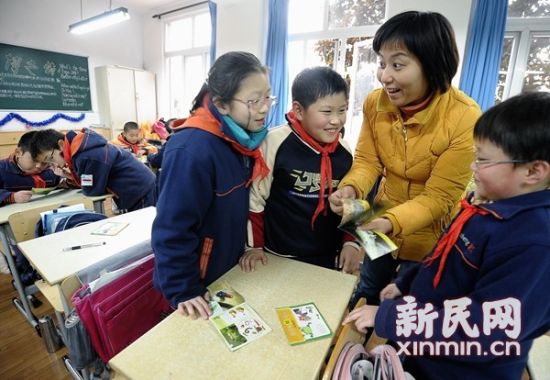 孩子们在科普晚托班里,学到不少课外知识。新民晚报资料图 孙中钦 摄 孩子们在科普晚托班里,学到不少课外知识。新民晚报资料图 孙中钦 摄