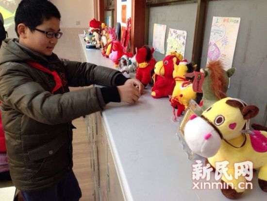 图说:孩子们用小马装点教室。新民网记者 李若楠 摄 图说:孩子们用小马装点教室。新民网记者 李若楠 摄