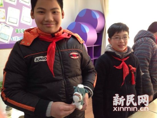 图说:属马的同学带来了小马玩具。新民网记者 李若楠 摄 图说:属马的同学带来了小马玩具。新民网记者 李若楠 摄