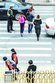 上海交警部门昨天对校园周边采取护校行动/晨报记者 肖允 上海交警部门昨天对校园周边采取护校行动/晨报记者 肖允