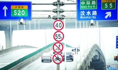 沪太路近行知路有一处新增的电子警察。/晨报记者 肖允 实习生 卫荩成 沪太路近行知路有一处新增的电子警察。/晨报记者 肖允 实习生 卫荩成
