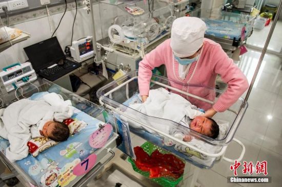 14斤重巨婴 小胖<em>生来</em>有<em>头发</em>(3)_新浪上海_新浪