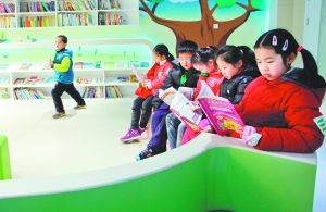 2月14日, 复旦小学晚托班的学生在城市学校少年宫的阅读吧内看书。新学期开学,复旦小学和城市学校少年宫合作创办了晚托班。早报记者 张栋 图 2月14日, 复旦小学晚托班的学生在城市学校少年宫的阅读吧内看书。新学期开学,复旦小学和城市学校少年宫合作创办了晚托班。早报记者 张栋 图