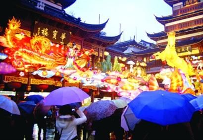 各大元宵灯会今起陆续撤展。昨晚,不少市民冒雨赶去豫园,为看元宵花灯最后一眼。/晨报记者 肖允 各大元宵灯会今起陆续撤展。昨晚,不少市民冒雨赶去豫园,为看元宵花灯最后一眼。/晨报记者 肖允