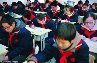 □英国学生和中国学生考试资料图 □英国学生和中国学生考试资料图