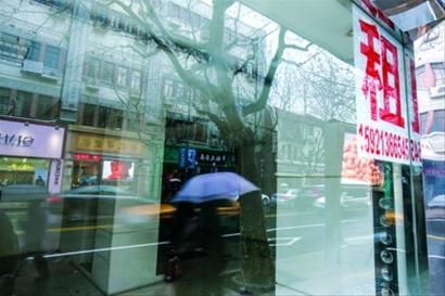 □短短 600多米的一段淮海路,有十几家商铺处于转租、停业状态。/晨报记者 杨眉 □短短 600多米的一段淮海路,有十几家商铺处于转租、停业状态。/晨报记者 杨眉