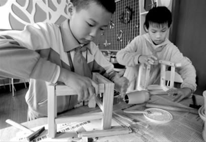 □沪上不少学校开设专门课堂,锻炼学生的动手创造能力以提高其科学素养。/晨报记者 何雯亚 □沪上不少学校开设专门课堂,锻炼学生的动手创造能力以提高其科学素养。/晨报记者 何雯亚