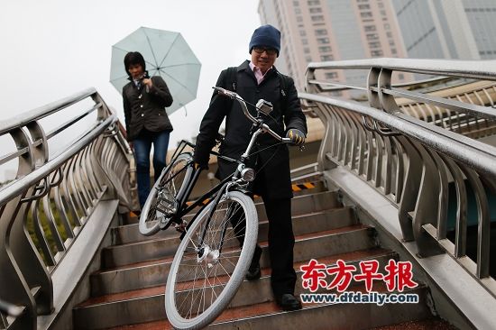 昨日,潘石屹获聘东方早报绿政公署环保观察员,共同致力中国环保。当日,潘石屹选择骑车出行,3公里多的路程中连遭禁行、禁拐、扛自行车过天桥等骑行障碍。“城市应对骑行更友好。”潘石屹说,“北京遭遇空气污染时,我常想,等污染过去了,就不再开车改骑自行车。可骑了两天又觉得麻烦,有时还会给自己找‘天气冷、路程远’等借口,决定开车出门,所以空气污染这个问题还是要从每个人自身做起。” 早报记者 刘行喆 图 昨日,潘石屹获聘东方早报绿政公署环保观察员,共同致力中国环保。当日,潘石屹选择骑车出行,3公里多的路程中连遭禁行、禁拐、扛自行车过天桥等骑行障碍。“城市应对骑行更友好。”潘石屹说,“北京遭遇空气污染时,我常想,等污染过去了,就不再开车改骑自行车。可骑了两天又觉得麻烦,有时还会给自己找‘天气冷、路程远’等借口,决定开车出门,所以空气污染这个问题还是要从每个人自身做起。” 早报记者 刘行喆 图