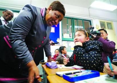 莫采卡与华师大附小学生用英语交流 晨报记者 陈征 莫采卡与华师大附小学生用英语交流 晨报记者 陈征