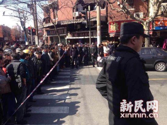 现场大量群众围观。网友供图 现场大量群众围观。网友供图