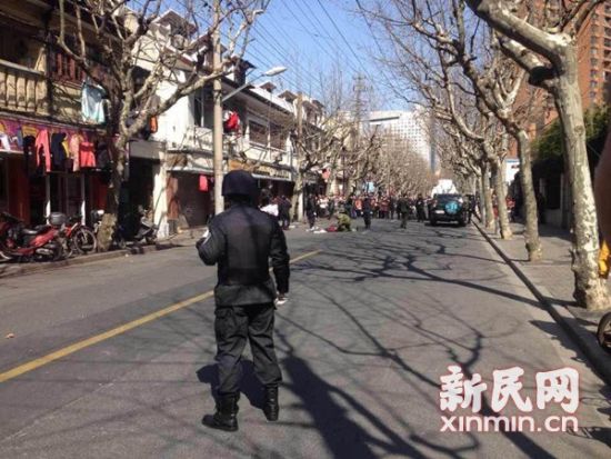 现场排爆发现,无主的箱子里只是一些衣物。网友供图 现场排爆发现,无主的箱子里只是一些衣物。网友供图
