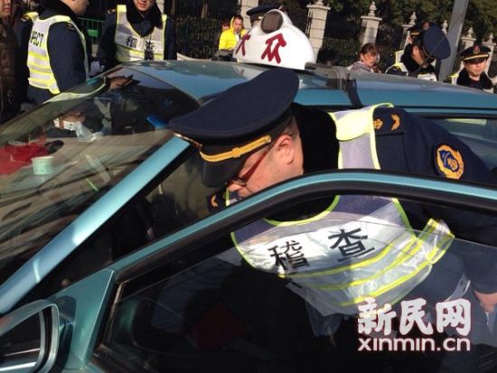 图说:交通执法人员查获一辆克隆出租车,该车计价器安装了小马达,司机操作也影响车费。新民网记者 李若楠 摄 图说:交通执法人员查获一辆克隆出租车,该车计价器安装了小马达,司机操作也影响车费。新民网记者 李若楠 摄