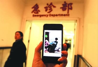 这张 “长征医院医生扛盾牌看诊”图片近日在网上热传/晨报记者何雯亚 这张 “长征医院医生扛盾牌看诊”图片近日在网上热传/晨报记者何雯亚