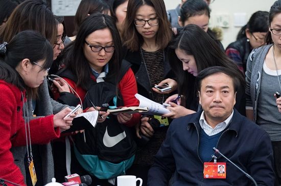 住建部副部长齐骥昨日参加政协会议小组讨论。发言结束后记者们拥上来采访,被齐骥婉言谢绝。新华社 图 住建部副部长齐骥昨日参加政协会议小组讨论。发言结束后记者们拥上来采访,被齐骥婉言谢绝。新华社 图