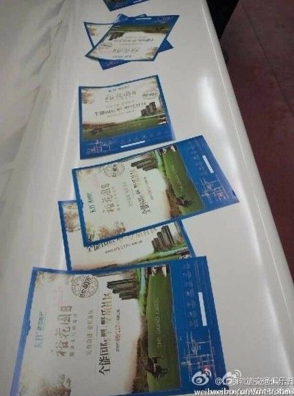 图说:小广告散落在地铁座位上。微博图 图说:小广告散落在地铁座位上。微博图