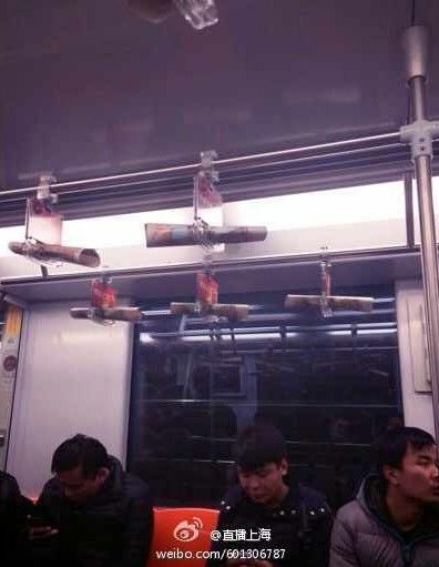 图说:车厢扶手上也被塞入小广告。微博图 图说:车厢扶手上也被塞入小广告。微博图