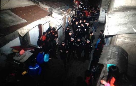 图说:3月10日,普陀区一男子因家庭矛盾“劫持”女儿,警方成功劝解。 图说:3月10日,普陀区一男子因家庭矛盾“劫持”女儿,警方成功劝解。