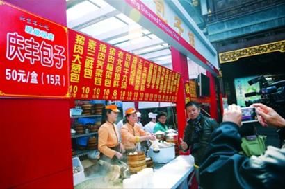 □庆丰包子来到上海,许多市民不仅慕名前来购买,而且还当起了粉丝,与庆丰包子铺合影。/晨报记者 殷立勤 □庆丰包子来到上海,许多市民不仅慕名前来购买,而且还当起了粉丝,与庆丰包子铺合影。/晨报记者 殷立勤