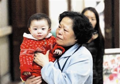 图为护工阿姨与小悦露依依不舍 图为护工阿姨与小悦露依依不舍