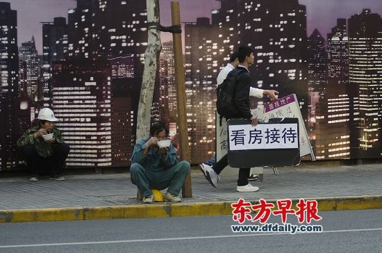 嘉定某开发商说,上海楼市仍处僵持状态,这与房贷政策不明朗、推盘量不高、价格偏贵有关。杨深来 早报资料 嘉定某开发商说,上海楼市仍处僵持状态,这与房贷政策不明朗、推盘量不高、价格偏贵有关。杨深来 早报资料