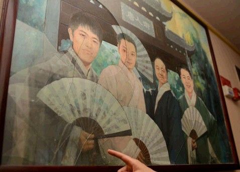 新四大美男图被砸 市民不满刘翔(图)