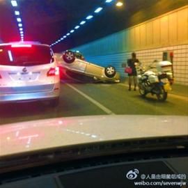 □事故现场,一穿高跟鞋的女子可能是驾驶员。/网友供图 □事故现场,一穿高跟鞋的女子可能是驾驶员。/网友供图