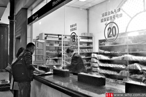 3月18日,在位于沪南公路的上海市交警总队车辆管理所三分所,众多车主前来办理手续。领取牌证的窗口前,几名车主把崭新的车牌放进包里,大呼“来之不易”。 3月18日,在位于沪南公路的上海市交警总队车辆管理所三分所,众多车主前来办理手续。领取牌证的窗口前,几名车主把崭新的车牌放进包里,大呼“来之不易”。