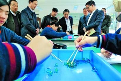 □昨日,各省教育厅长、督导主任在学校内参观学生的趣味活动。 /晨报记者 陈征 □昨日,各省教育厅长、督导主任在学校内参观学生的趣味活动。 /晨报记者 陈征