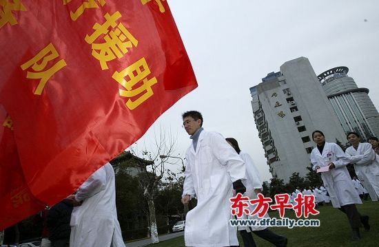复旦大学上海医学院的研究生在枫林校区报名参加医疗援助预备队。张栋 早报资料 复旦大学上海医学院的研究生在枫林校区报名参加医疗援助预备队。张栋 早报资料