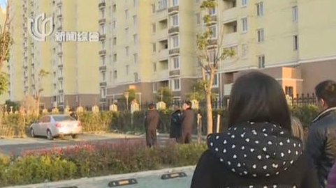 图说:一男子被发现在轿车内死亡多日。视频截图 图说:一男子被发现在轿车内死亡多日。视频截图