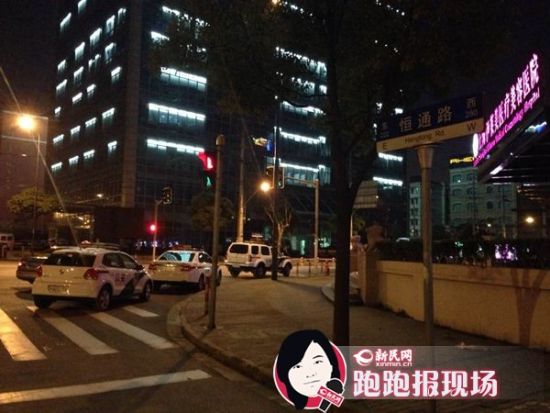 图说:记者到达事发伊莱美医疗美容医院,门口停着3辆警车。新民网记者 胡彦珣 摄 图说:记者到达事发伊莱美医疗美容医院,门口停着3辆警车。新民网记者 胡彦珣 摄