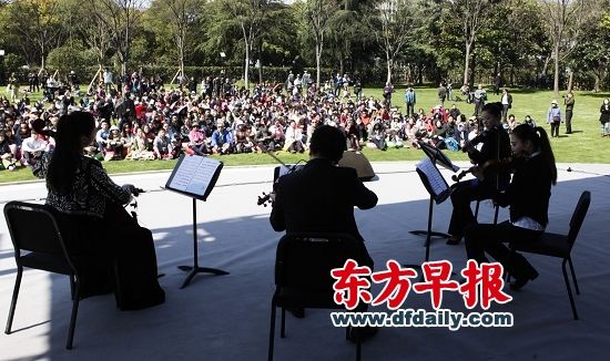 昨天,森海塞尔上海音乐厅举行的跨界草地音乐会吸引了近千名市民。 早报记者 高剑平 图 昨天,森海塞尔上海音乐厅举行的跨界草地音乐会吸引了近千名市民。 早报记者 高剑平 图
