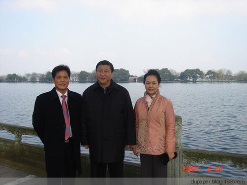 彭丽媛女儿<em>照片</em>曝光 习近平一家三口罕见<em>合照</em>