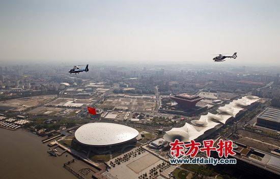 2012年10月1日,空中俯视世博轴。刘行喆 早报资料 2012年10月1日,空中俯视世博轴。刘行喆 早报资料
