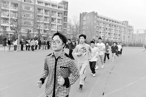 一大早,操场上聚集了很多晨跑的同学。跑道边,不少人排队领免费早餐券。 一大早,操场上聚集了很多晨跑的同学。跑道边,不少人排队领免费早餐券。