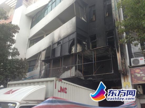 松江区九亭镇寅青路439号的一家物流公司发生火灾,火灾事故造成2死2伤。 松江区九亭镇寅青路439号的一家物流公司发生火灾,火灾事故造成2死2伤。